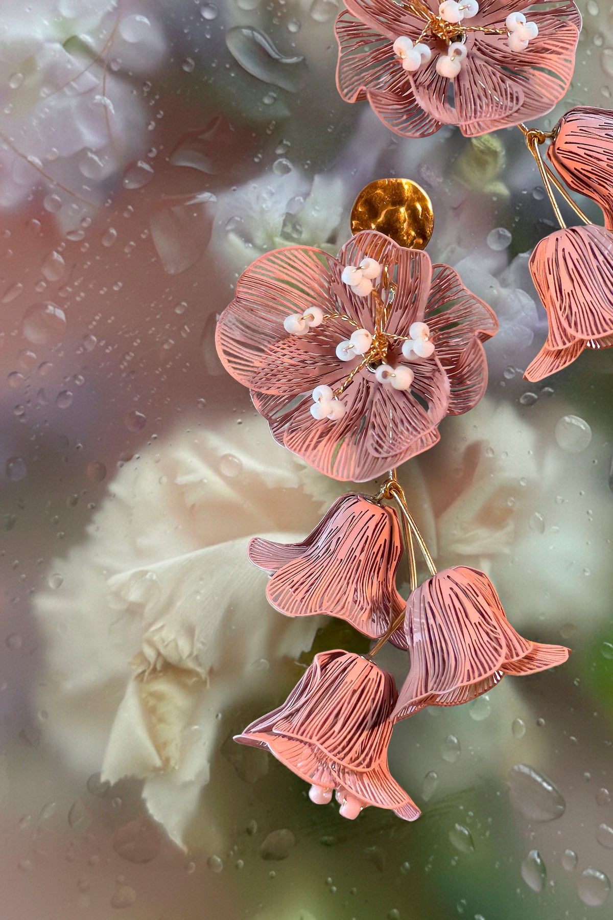 Detalle de pendientes largos Azores acero inoxidable dorado con flores filigrana rosa palo