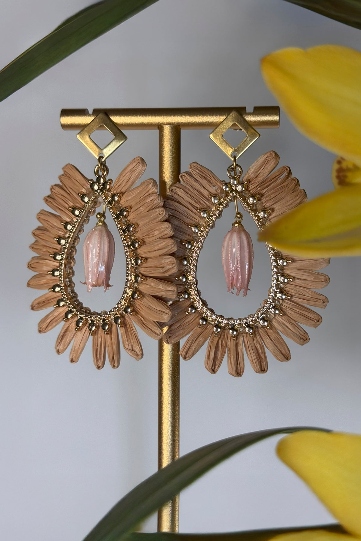 detalle de pendientes Vietnam rafia flor natural rosa palo acero inoxidable dorado