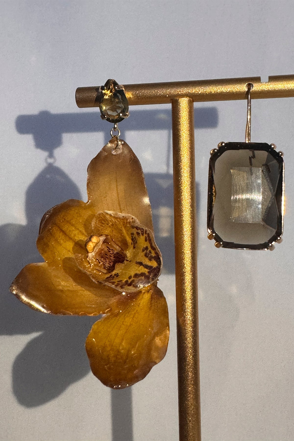 detalle pendientes Florencia orquídea natural cristal con acero inoxidable