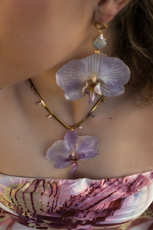 collar Beverly Hills de acero inoxidable dorado y orquídea natural
