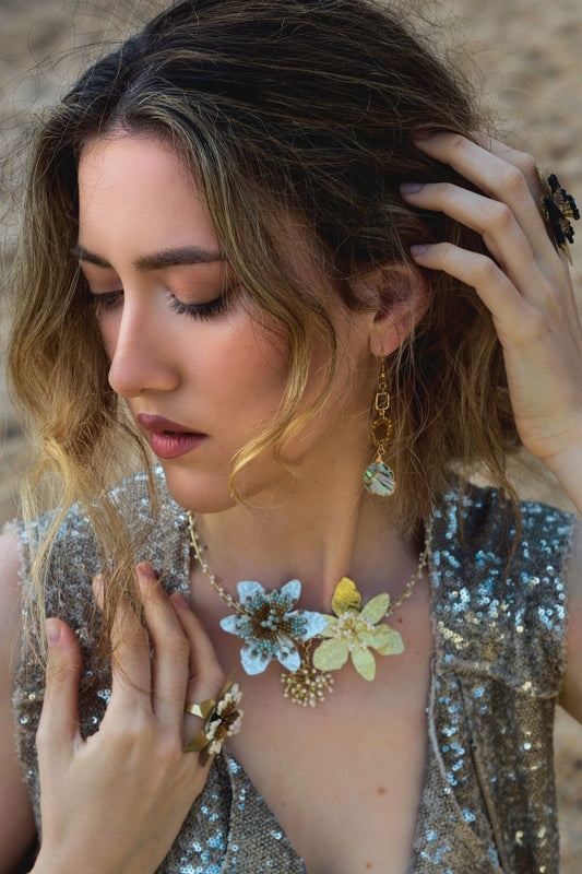 collar fantasía Cannes dorado color plata microperla en modelo