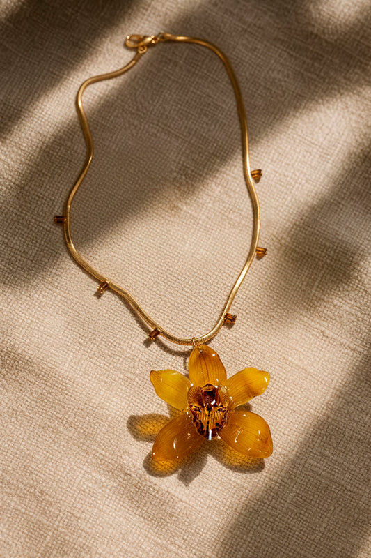 collar acero inoxidable Venecia con detalle orquídea natural ambar