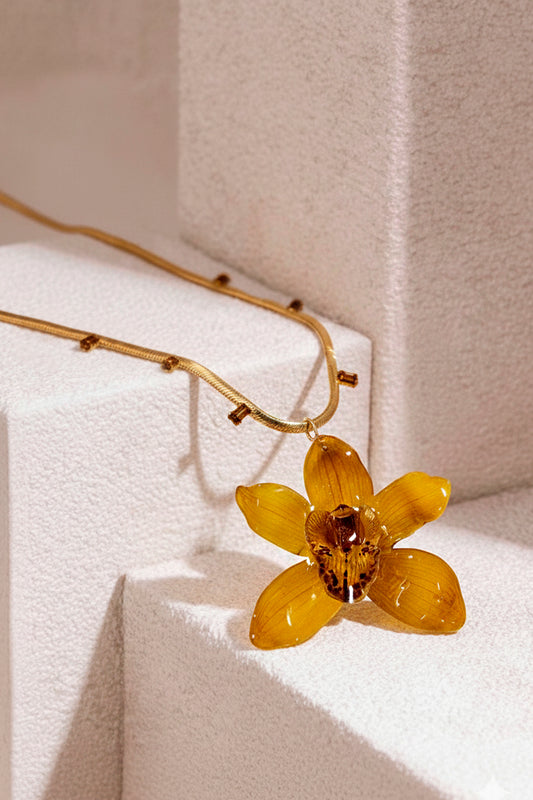 detalle de collar acero inoxidable Venecia con orquídea natural ambar