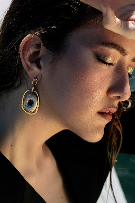 pendientes Atenas cerámica esmaltada color beige acero inoxidable dorado en modelo