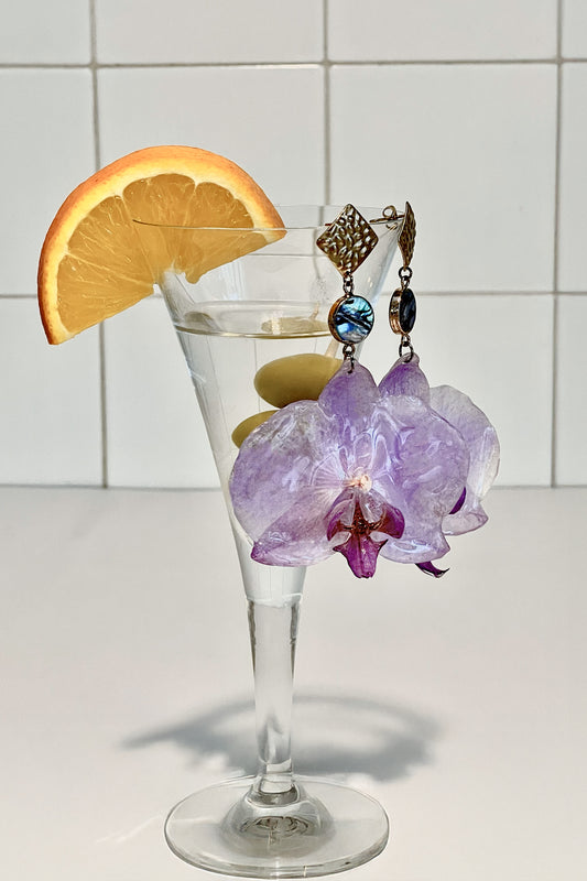 detalle de pendientes Bora Bora de orquídea natural morado