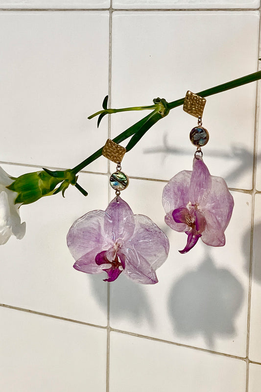 pendientes morados Bora Bora de orquídea natural con acero inoxidable dorado