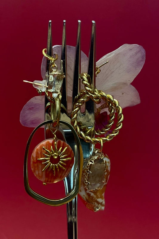 pendientes Capri de acero inoxidable dorado y concha rojiza