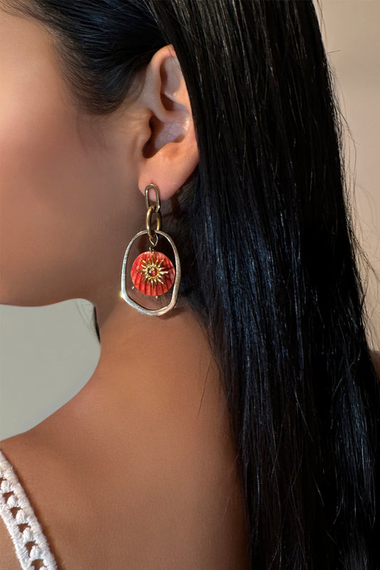 pendientes Capri de concha rojiza y acero inoxidable dorado puestos en modelo