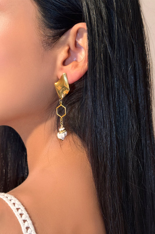 pendientes Menorca de caracola y acero inoxidable puestos en modelo