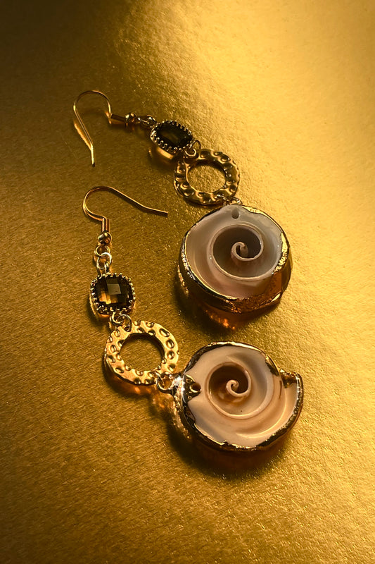 pendientes Portofino de acero inoxidable dorado y caracola natural