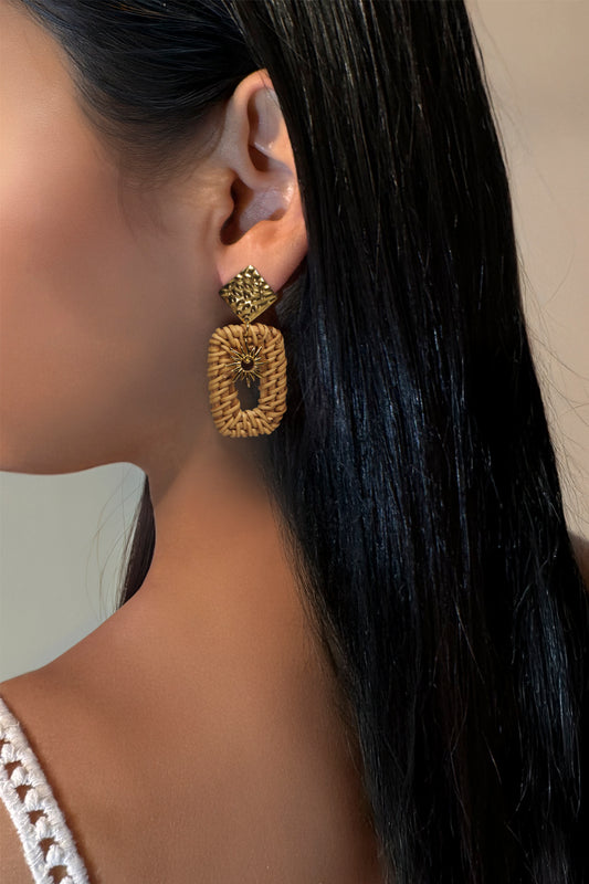 pendientes Saint Tropez de rafia y acero inoxidable dorados puestos en modelo