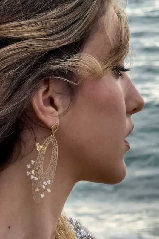pendientes Versailles en acero inoxidable puestos en modelo