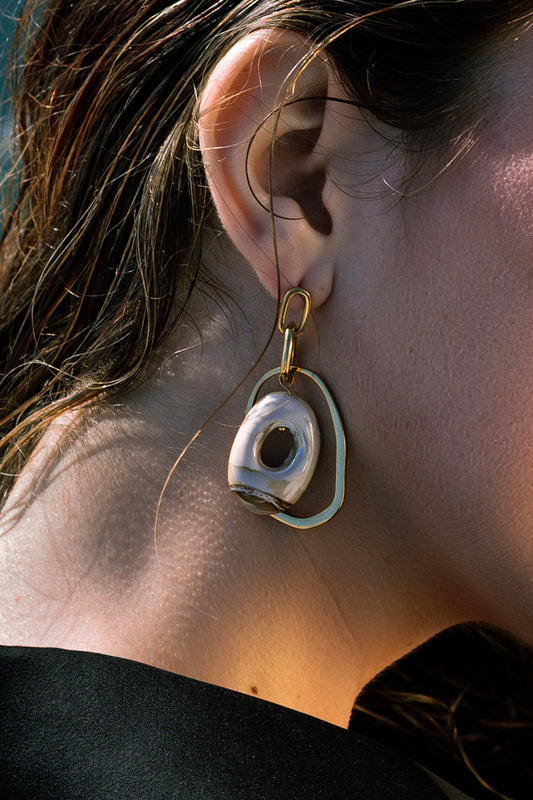 pendientes dorados Atenas cerámica esmaltada color beige acero inoxidable