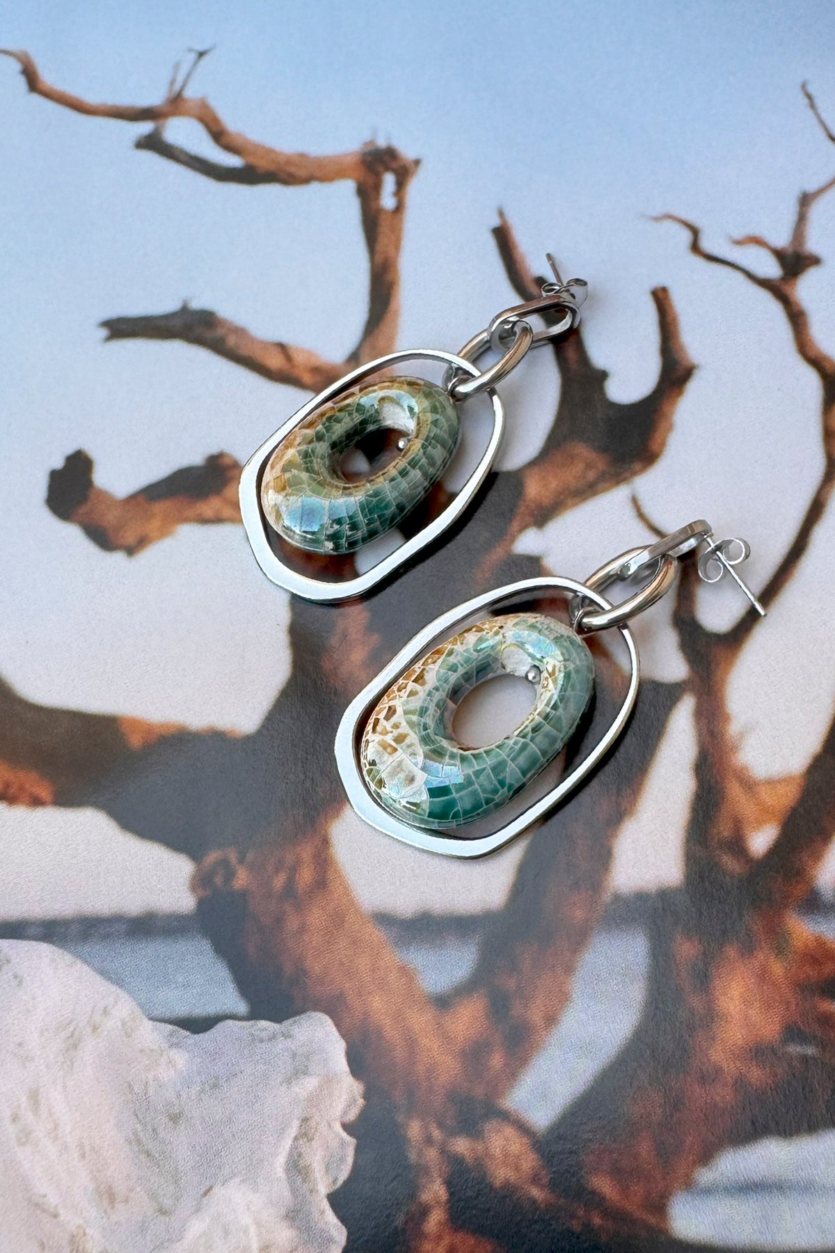 pendientes Barcelona de acero inoxidable plateados y cerámica esmaltada azul