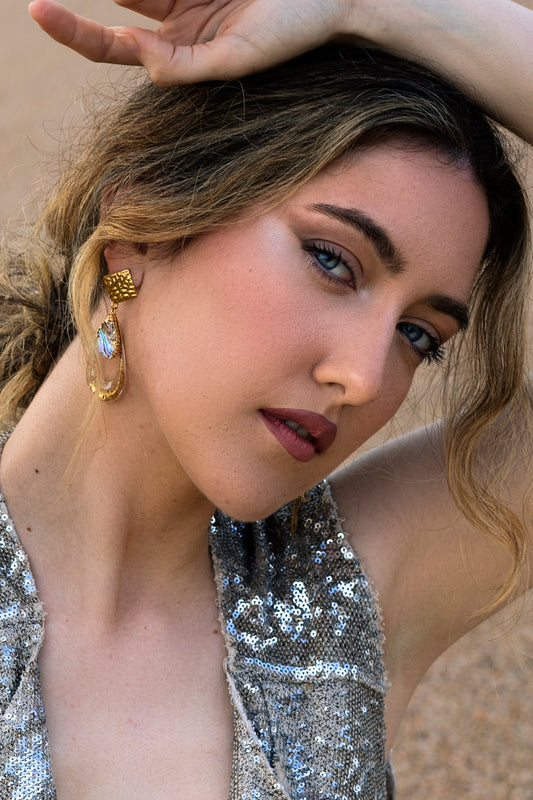 pendientes Dubai largos dorados de acero inoxidable puestos en modelo
