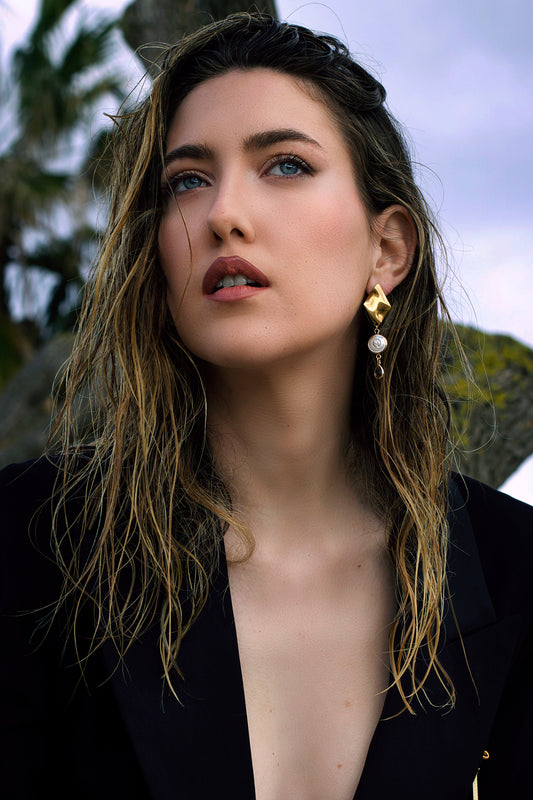 pendientes Golden Wave acero inoxidable dorado cristal y perla agua dulce puestos en modelo