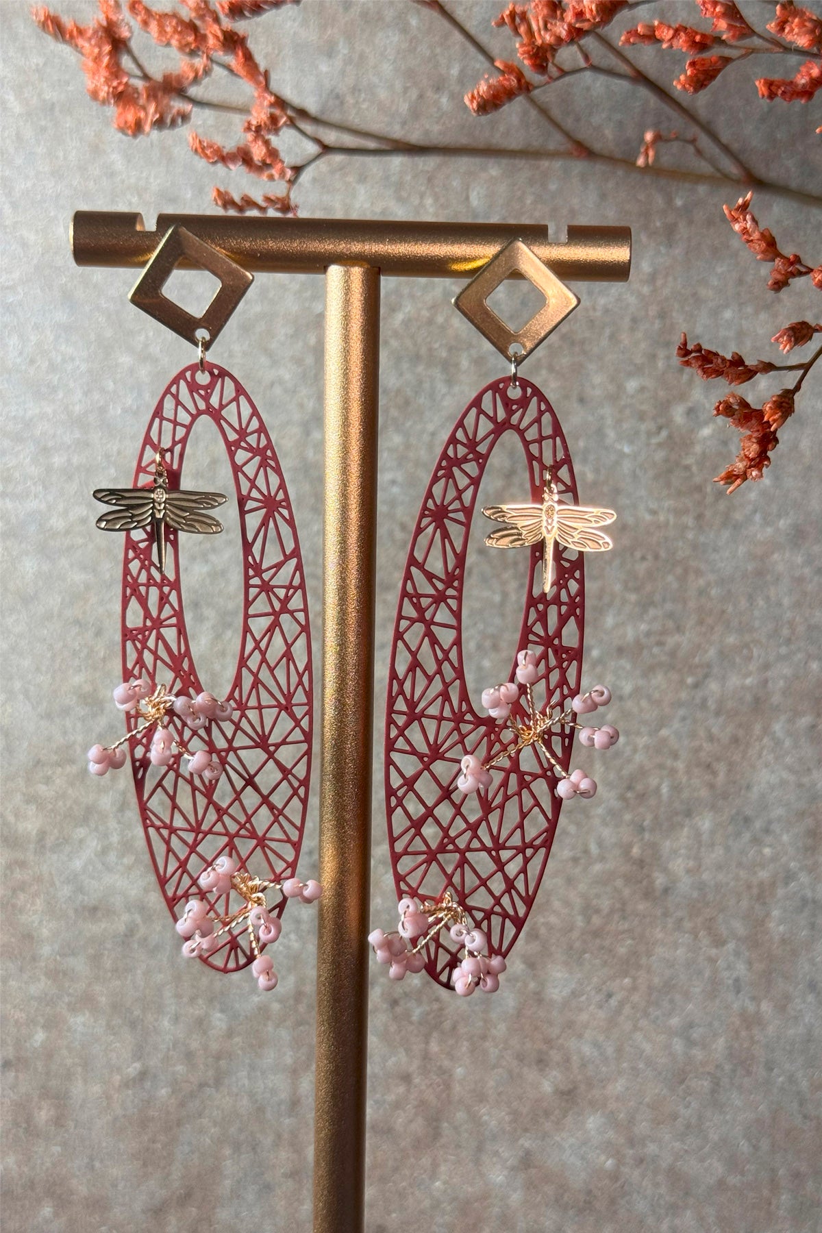 pendientes Kyoto filigrana largos granate con acero inoxidable dorado libélula
