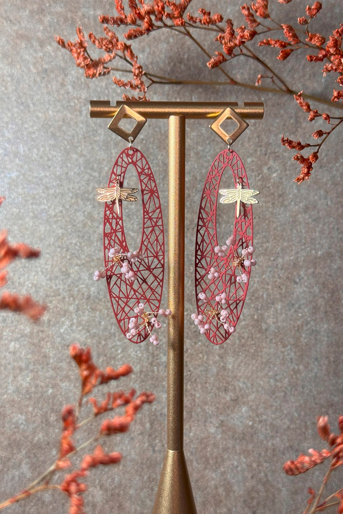 detalle de pendientes largos Kyoto filigrana granate con acero inoxidable dorado libélula