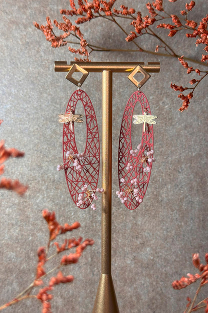 detalle de pendientes largos Kyoto filigrana granate con acero inoxidable dorado libélula