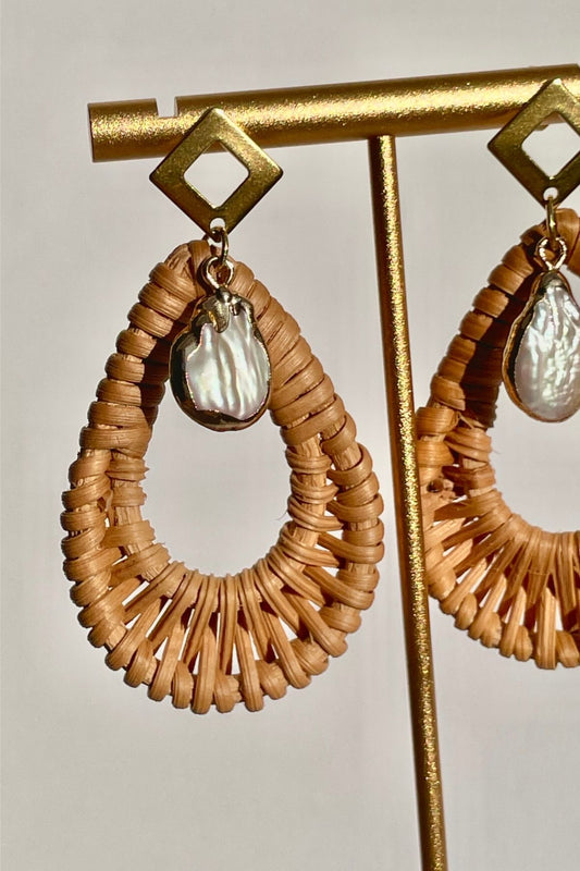 pendientes Niza de perla de agua dulce  rafia y acero inoxidable dorado