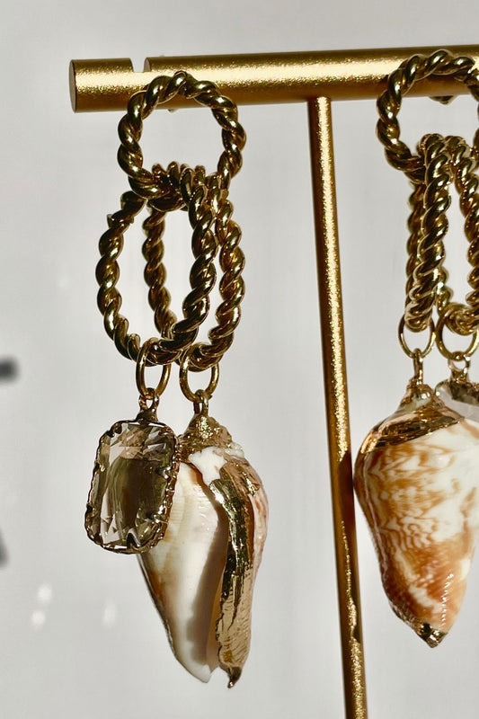 detalle de pendientes Resort de acero inoxidable cristal y caracolas naturales