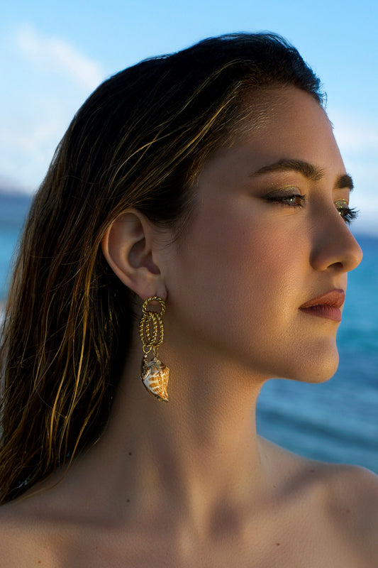pendientes Resort de acero inoxidable dorado cristal y caracolas naturales