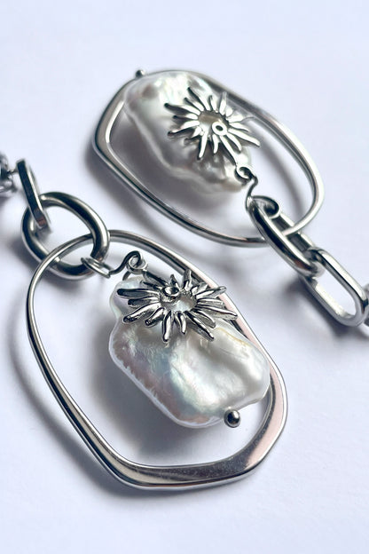 pendientes Sardinia perlas de agua dulce blancas y acero inoxidable plateados sol