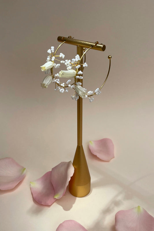 pendientes Maui en acero inoxidable dorado con flores naturales blanco marfil 