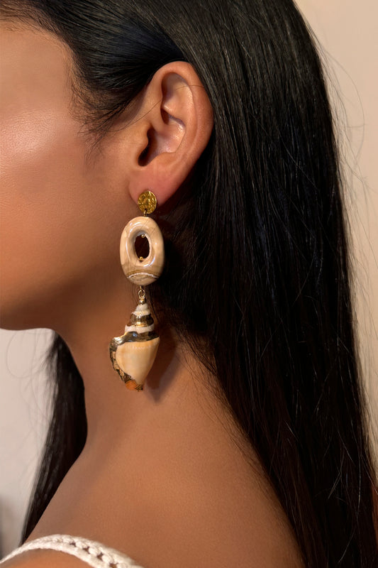 pendientes Olimpo de cerámica esmaltada y caracola puestos en modelo