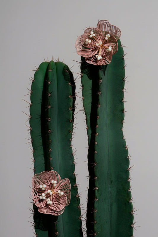 Pendientes cortos Doçura acero inoxidable dorado con filigrana rosa palo